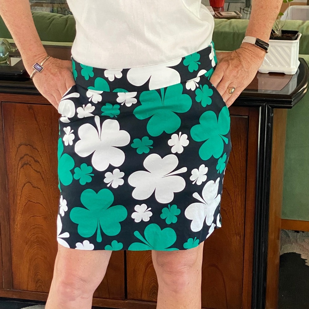 Royal & Awesome Golf Skort Womens 10 Black Green Shamrock Excellent Lucky Clover
